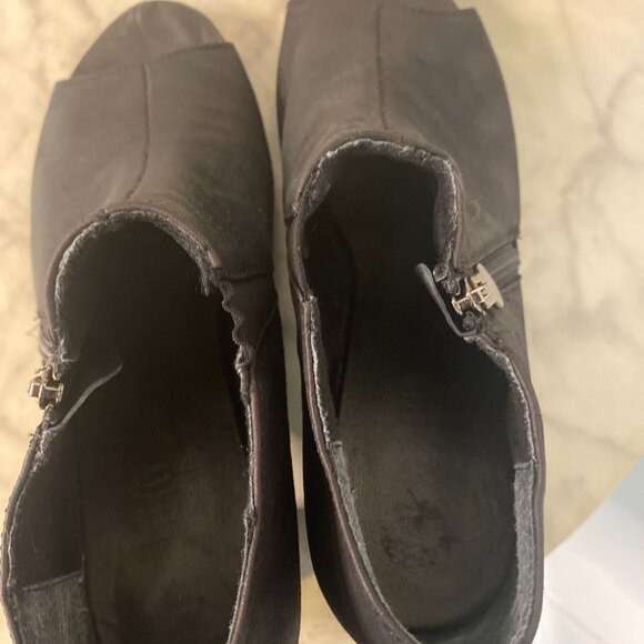 Munro Luisa Black Suede Peep Toe Booties - Picture 6 of 7